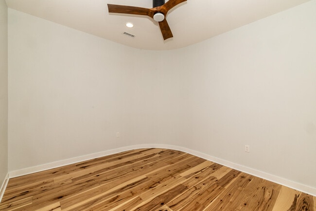 Building Photo - 215 E Pleasant St