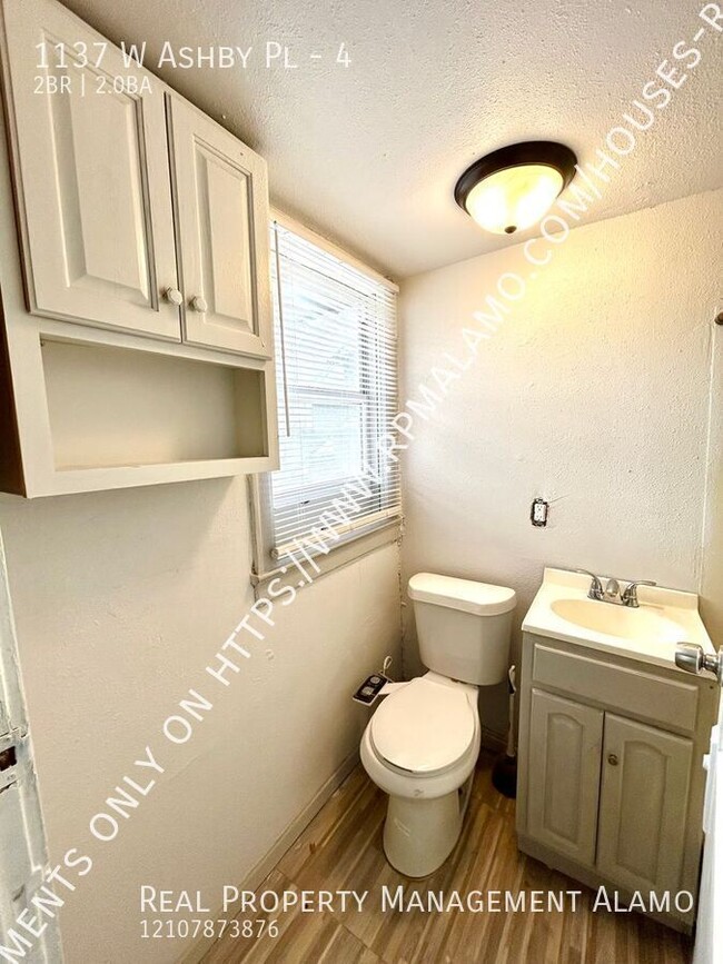 Building Photo - AVAILABLE NOW! 2 Bedroom /2 Bath Unit Avai...