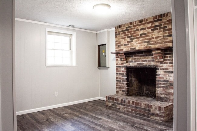 Building Photo - Modern 3-Bed, 2-Bath Home with New Kitchen & Upgrades