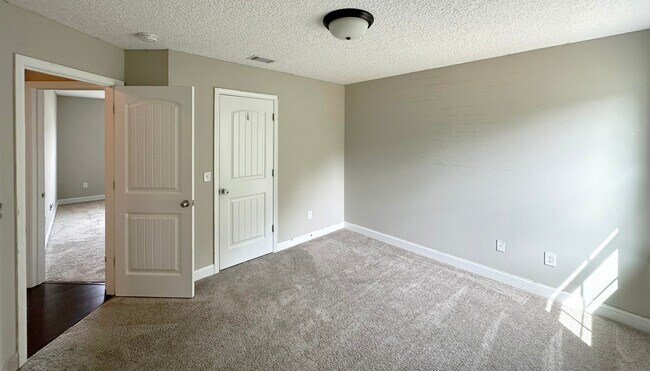 Building Photo - 732 Waterlily Ct