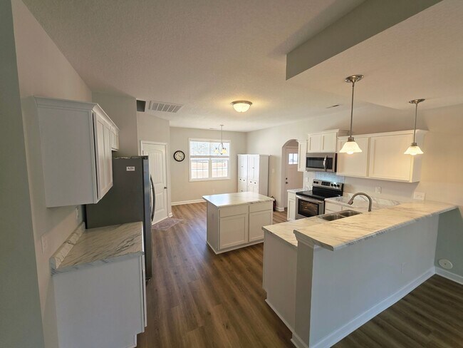 Building Photo - 4 Bedroom #3 Bath Towne Pointe