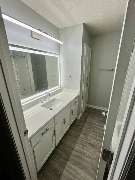 Building Photo - 6233 Cross Tie Ct