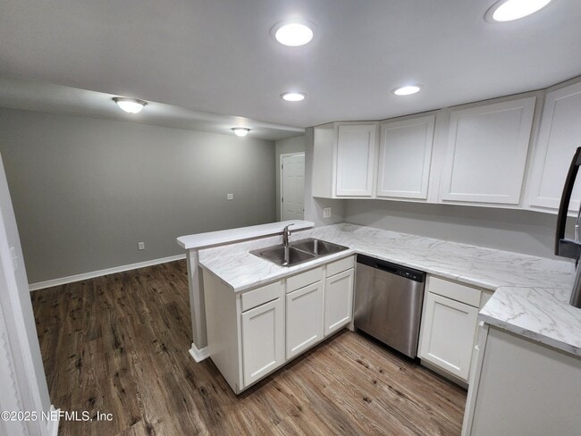 Building Photo - 7605 Melissa Ct N