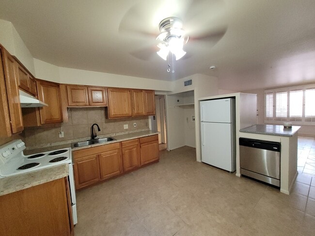 Building Photo - 3139 E Glenrosa Ave