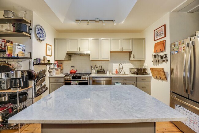 Building Photo - 273 7th St