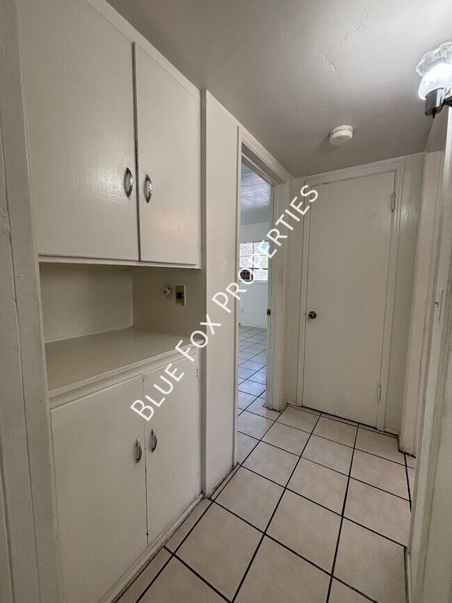 Building Photo - 949 N Montezuma Ave