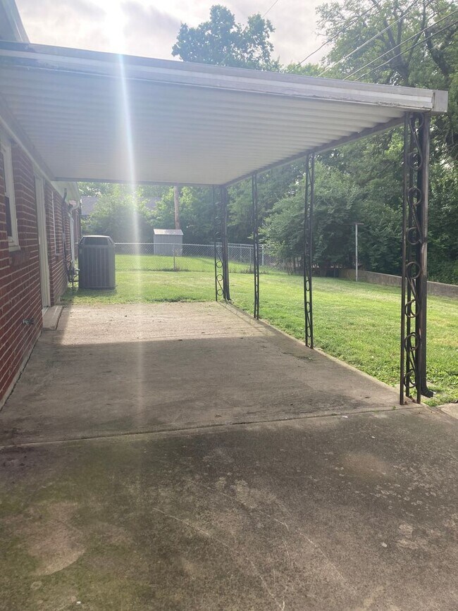 Building Photo - Must See! Large 3 Bedroom, 2 Bath Ranch Ho...