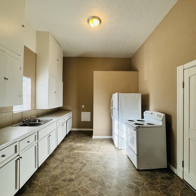 Building Photo - Victorian-style 1 Bedroom | 1 Bathroom Apartment in The Avenues!