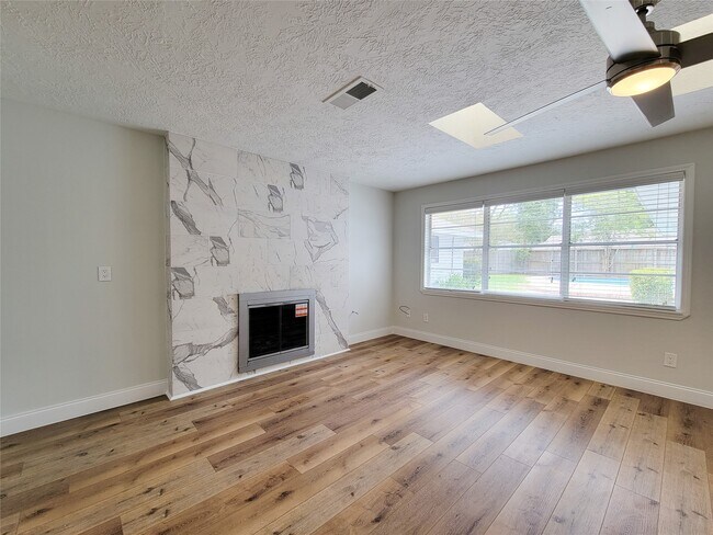 Building Photo - 5402 Ariel St