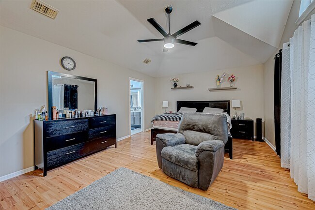 Building Photo - 211 Rolling Plains Dr
