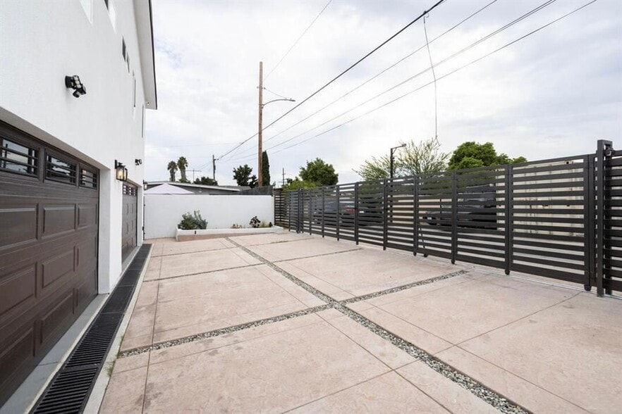 Building Photo - 1033 S Bonnie Beach Pl