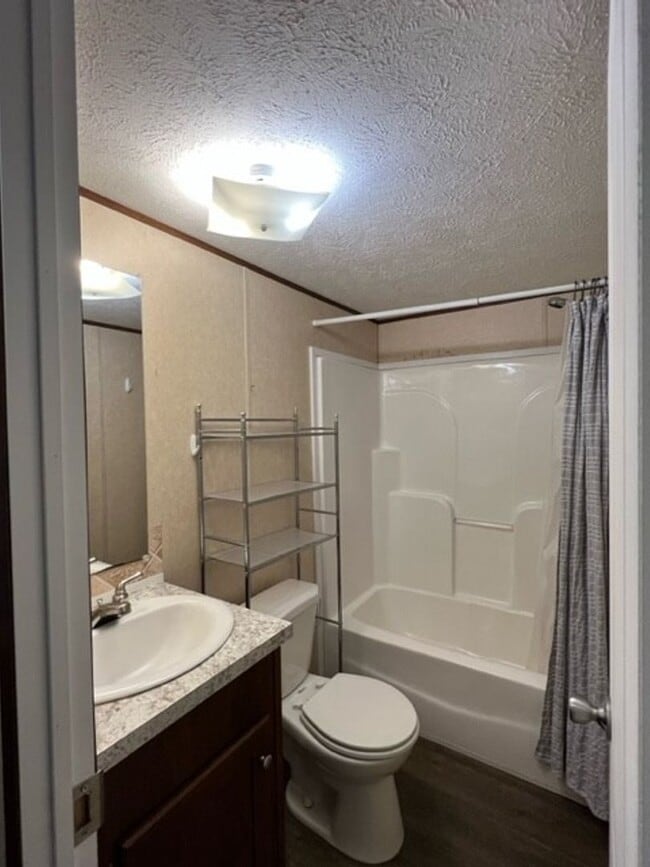 Building Photo - $1,000 - 2 Bedroom / 2 Bath Unfurnished Mo...