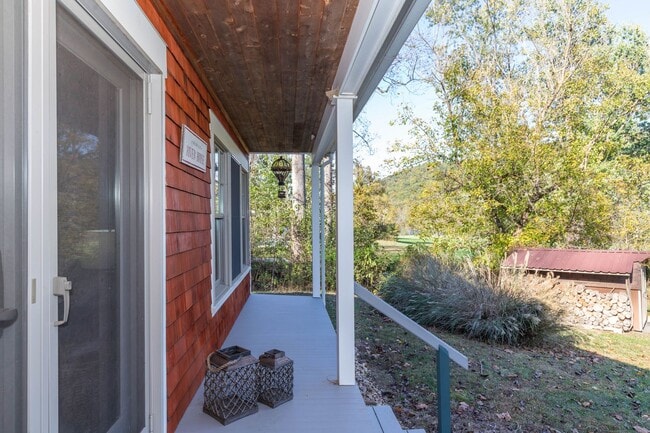 Building Photo - 1 bed, 1 bath River View Cottage in Charle...