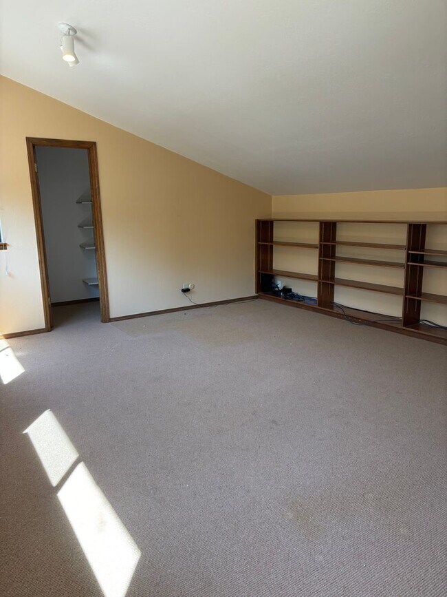 Building Photo - 6 Acres; 3 bedroom 2 bath plus bonus room ...