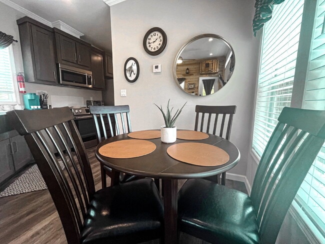 Building Photo - "Charming 2-Bedroom Retreat in River Ranch...