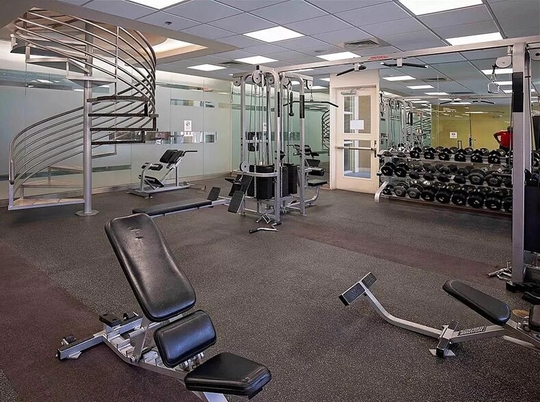 Upscale 3 Bedroom Penthouse Condo 2 Floor Gym - 83 E Agate Ave