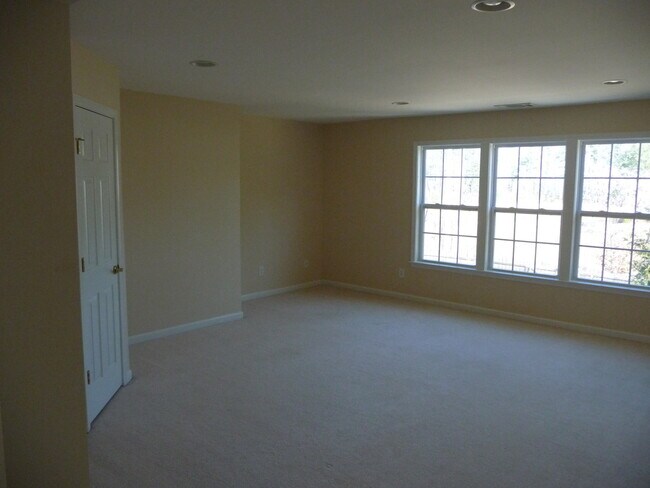 Building Photo - Executive Home!