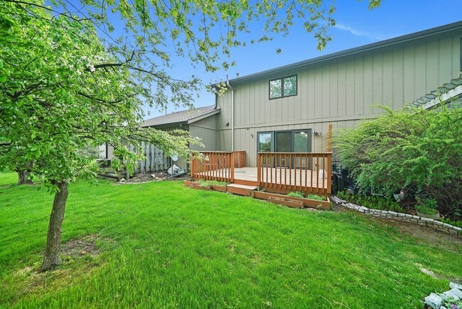 Building Photo - 2 Bed+1 Room in the Basement/1.5 Bath Townhouse