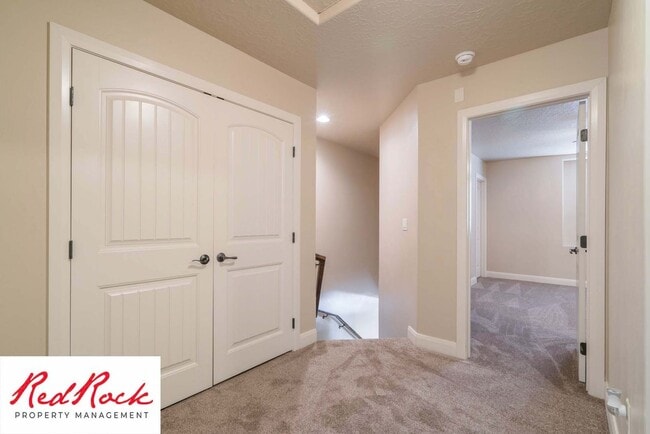 Building Photo - Beautiful Southgate Townhome!