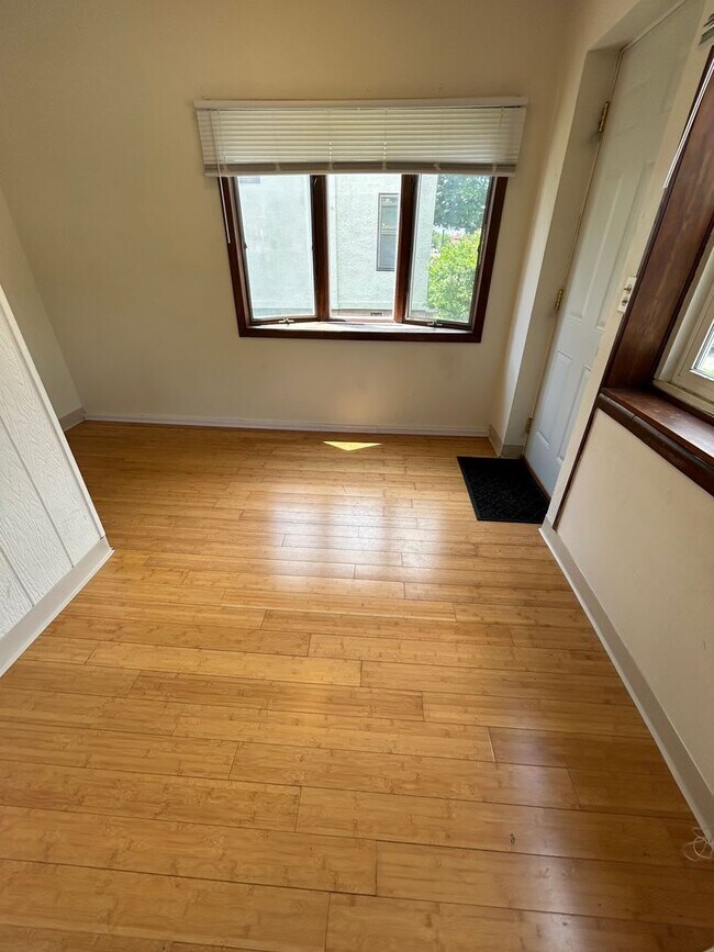 Building Photo - 2 Bedroom 1 Bathroom Apartment