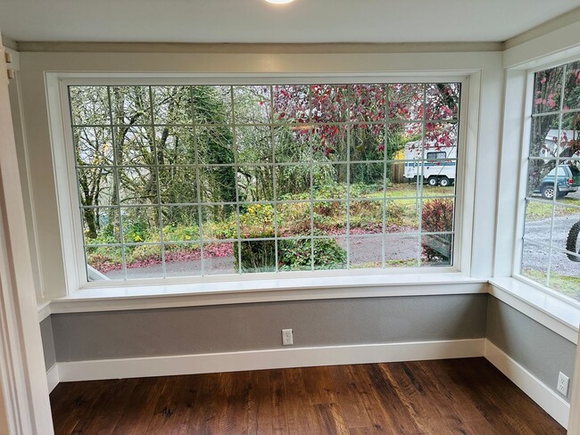 Building Photo - Charming Vintage Farm House