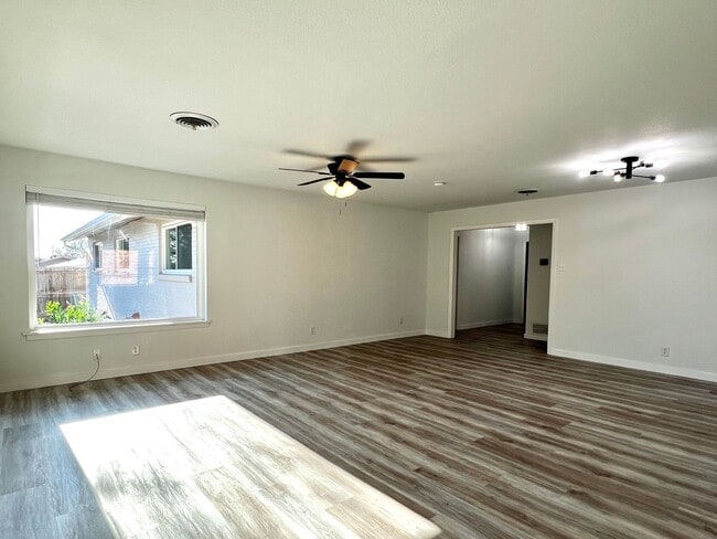 Building Photo - Beautifully Updated 3/2