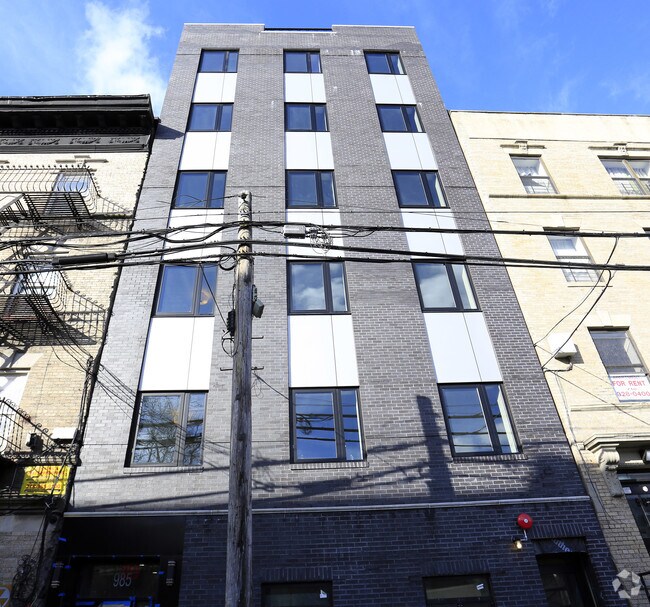 Building Photo - 985 Summit Ave