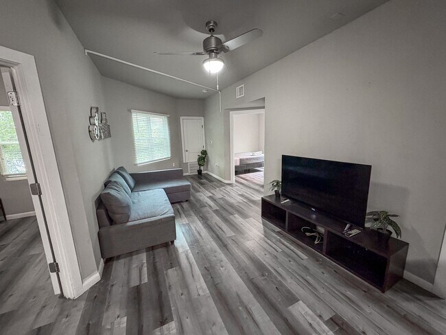 Building Photo - 4 Bed / 2 Bath in West Campus – Bring Your Roommates