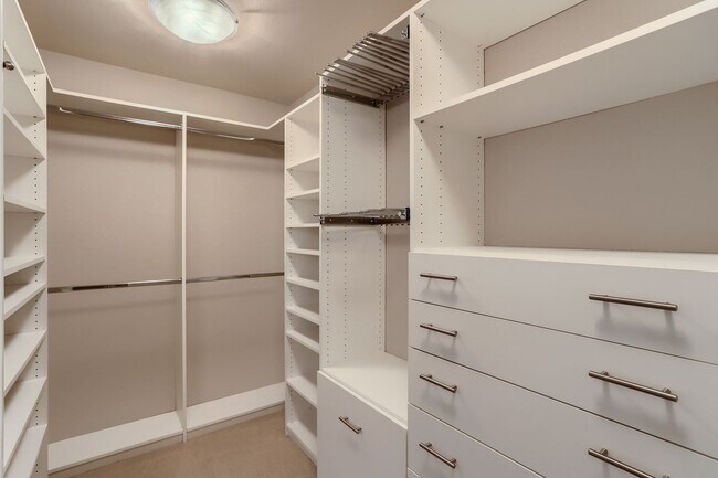 Building Photo - Modern 4-Bedroom Home with Designer Finish...