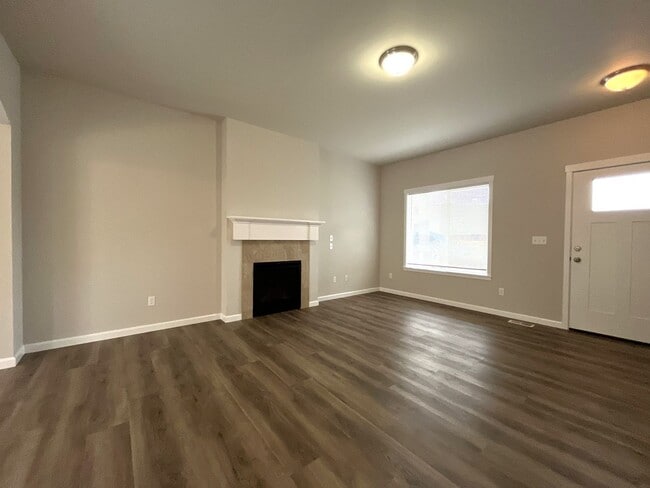 Building Photo - Well-Appointed 4BR/2.5BA Home with Spacious Living Areas & Modern Kitchen