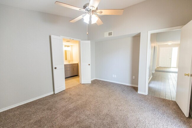 Building Photo - 2908 E Avenida Olivos