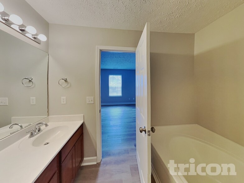 Building Photo - 140 Sundance Way