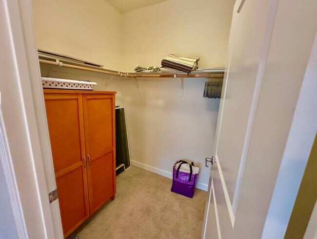Building Photo - Turn Key Furnished 1 BR, 1 BA with Secure ...