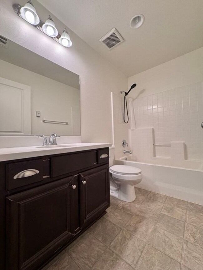 Building Photo - MOVE IN SPECIAL!! Move in on or before Oct...