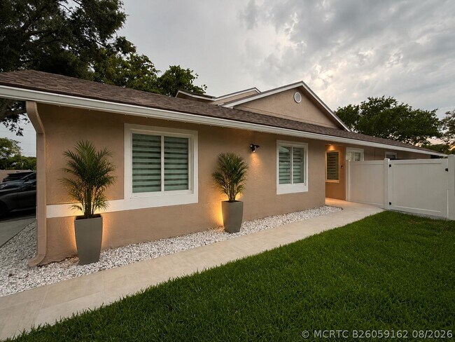 Building Photo - 4929 W Lakes Dr