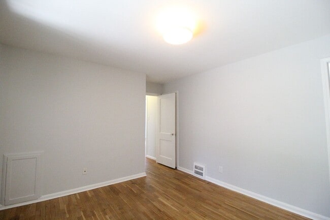 Building Photo - Updated 2 Bedroom 1 Bath Home in Roeland Park