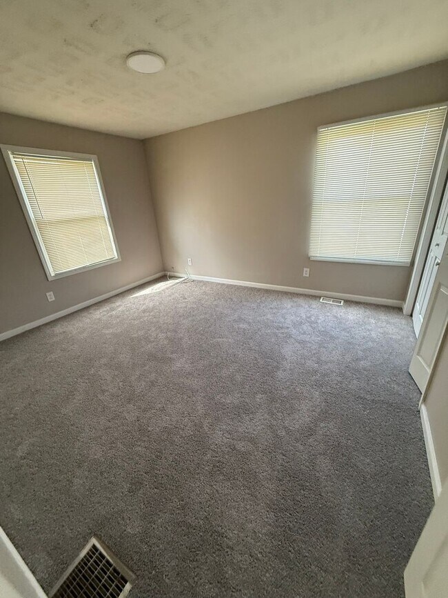 Building Photo - Charming 3-Bedroom Property in Prime Location