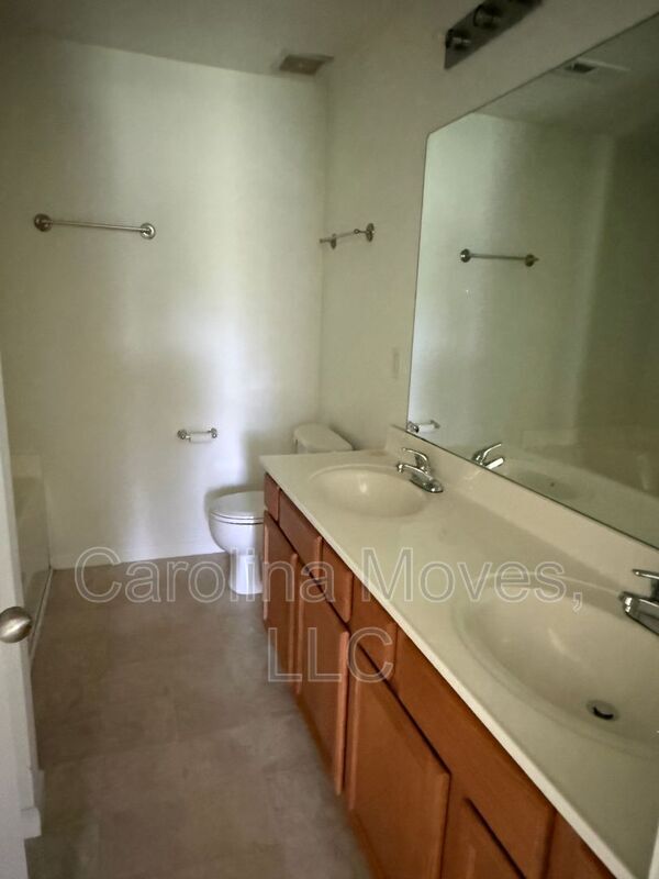 Building Photo - 7 Birchbriar Way