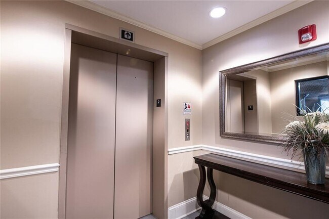 Building Photo - 3275 Lenox Rd NE