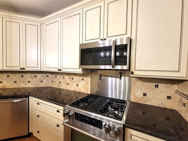 Building Photo - 2214 Old S Dr