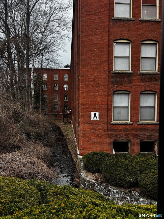 Building Photo - 222 Williams St E