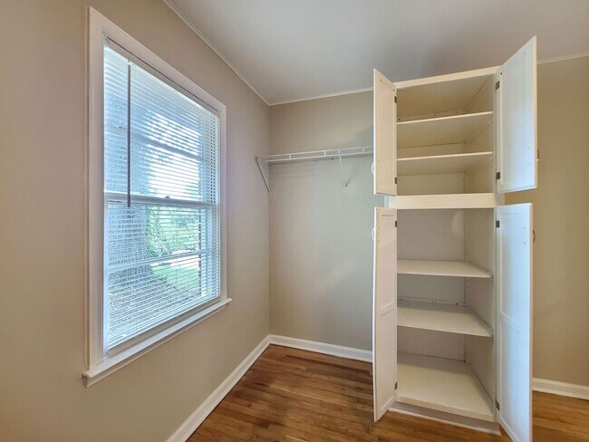 Building Photo - Cutest Bungalow in the Heart of Hapeville 3 bed/2 bath