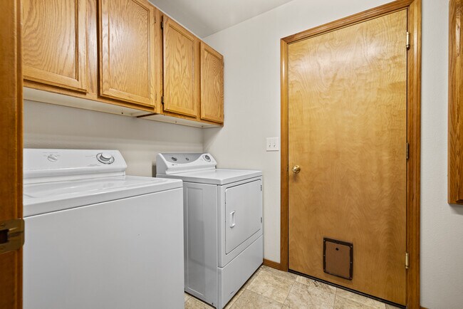 Building Photo - 5415 N Noble Fir Ave