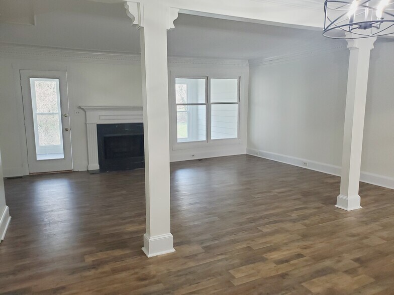 Building Photo - 520 Towergate Pl