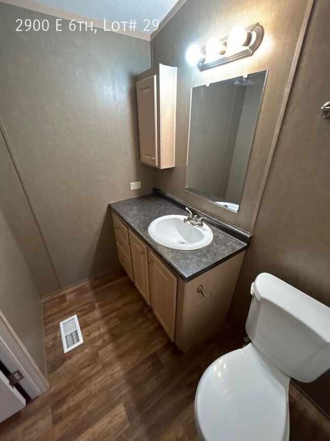 Building Photo - 2900 E 6th Ave