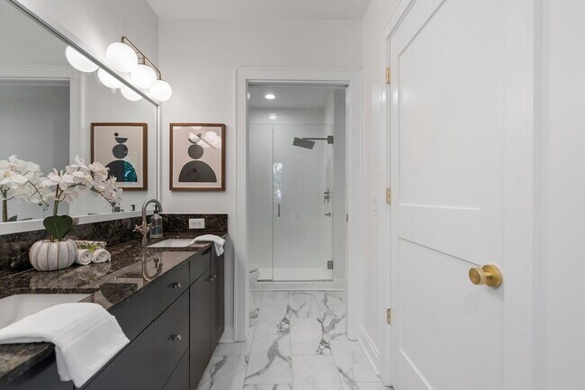 Building Photo - 905 Juniper St NE