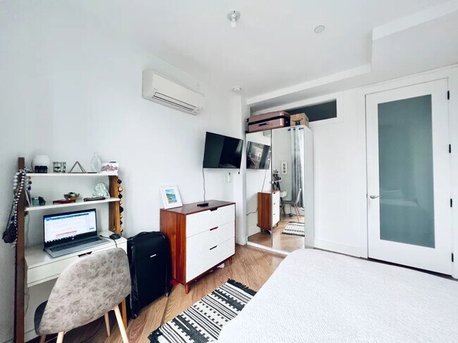 Building Photo - Furnished room/NOT APARTMENT