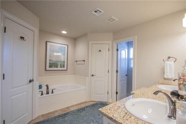 Building Photo - 612 SW 5th St