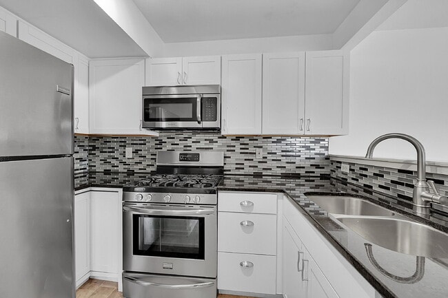 Building Photo - $2,295.95, 3-bed, 3-bath, located in Longmont with a washer and dryer and $300 off the first mont...