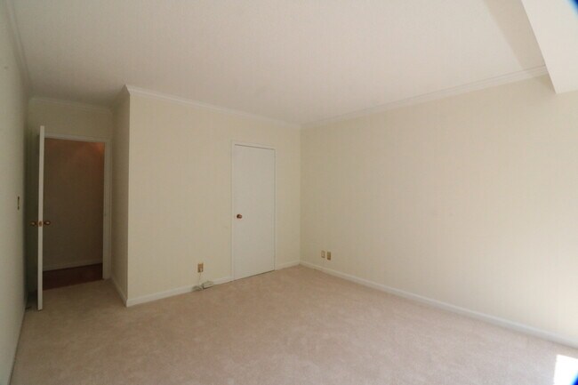 Building Photo - Classy 1/1 Convenience in Crystal City